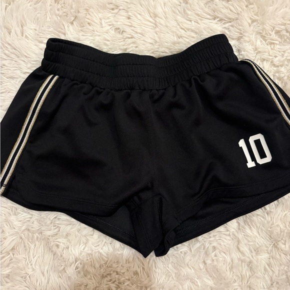 Black Women’s Aritzia TNA athletic shorts - Picture 4 of 5
